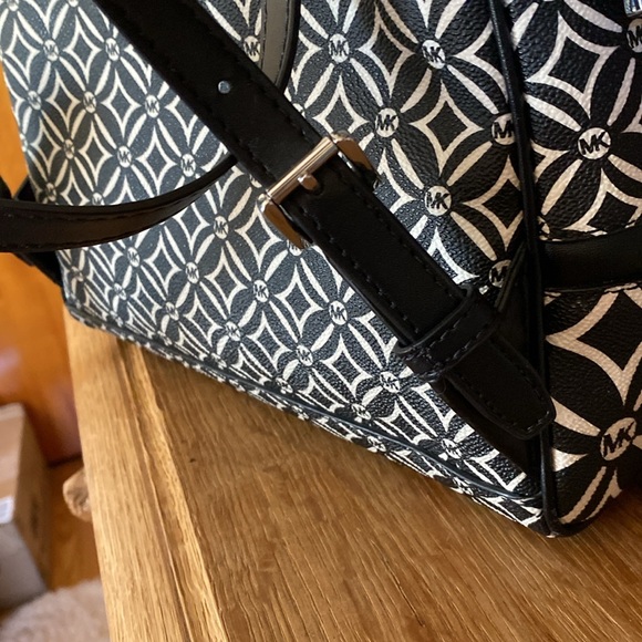 Michael Kors adjustable medium size backpack - Picture 7 of 15